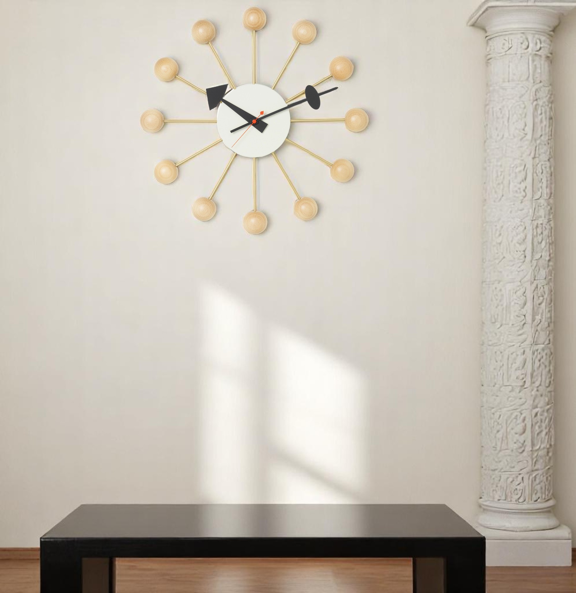 Ball Clock Wanduhr aus Buchenholz von Vitra, moderne Design-Uhr mit Holzkugeln und goldenen Zeigern.