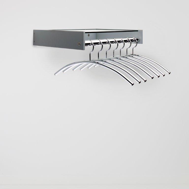 Hangon Wandgarderobe von Cascando mit silbernen Kleiderbügeln und Ablage, moderne Garderobenlösung für Flur und Büro.