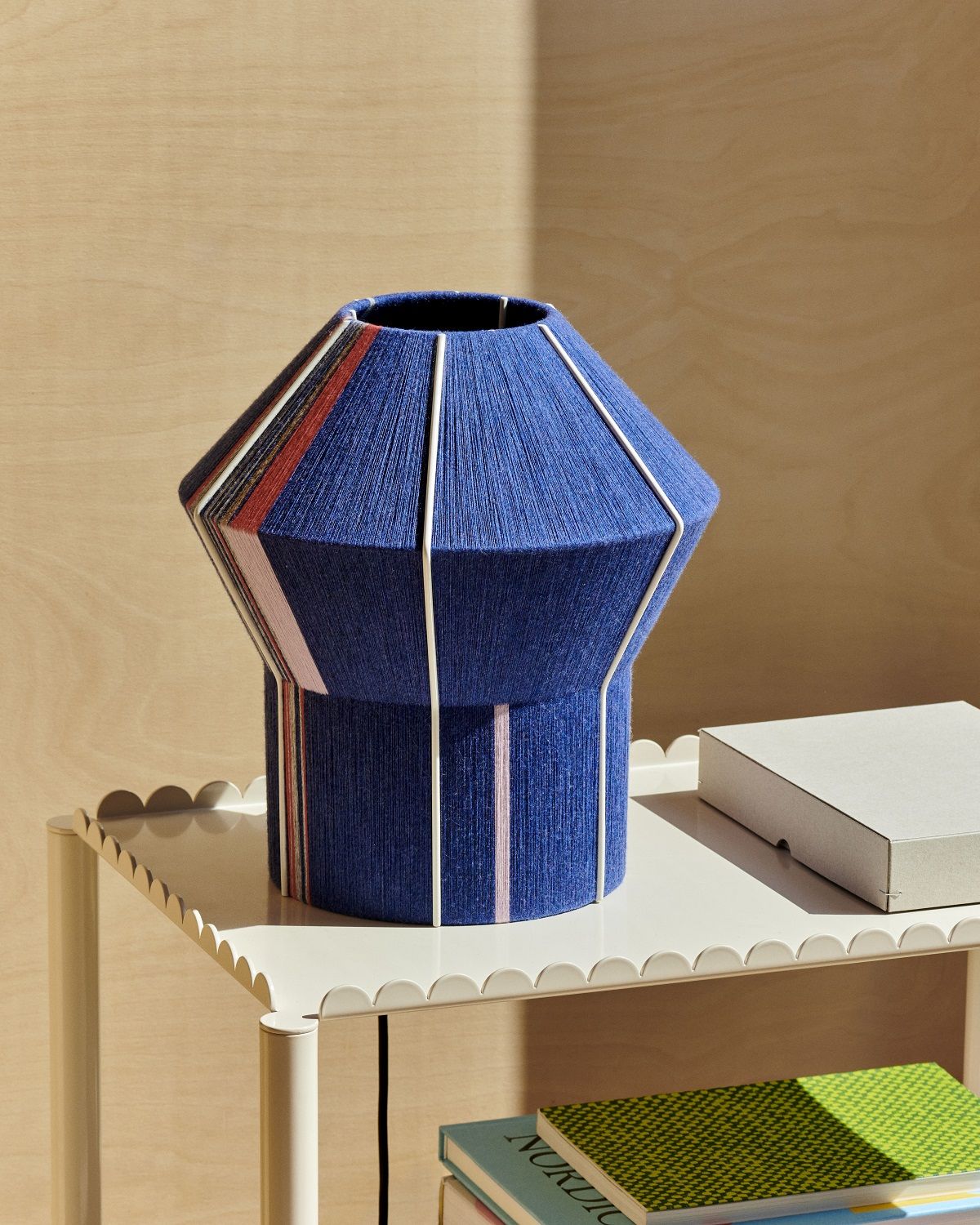 Blaues Deko-Objekt auf weißem Arcs Trolley Servierwagen von Hay, moderne Wohnaccessoires und Möbel.