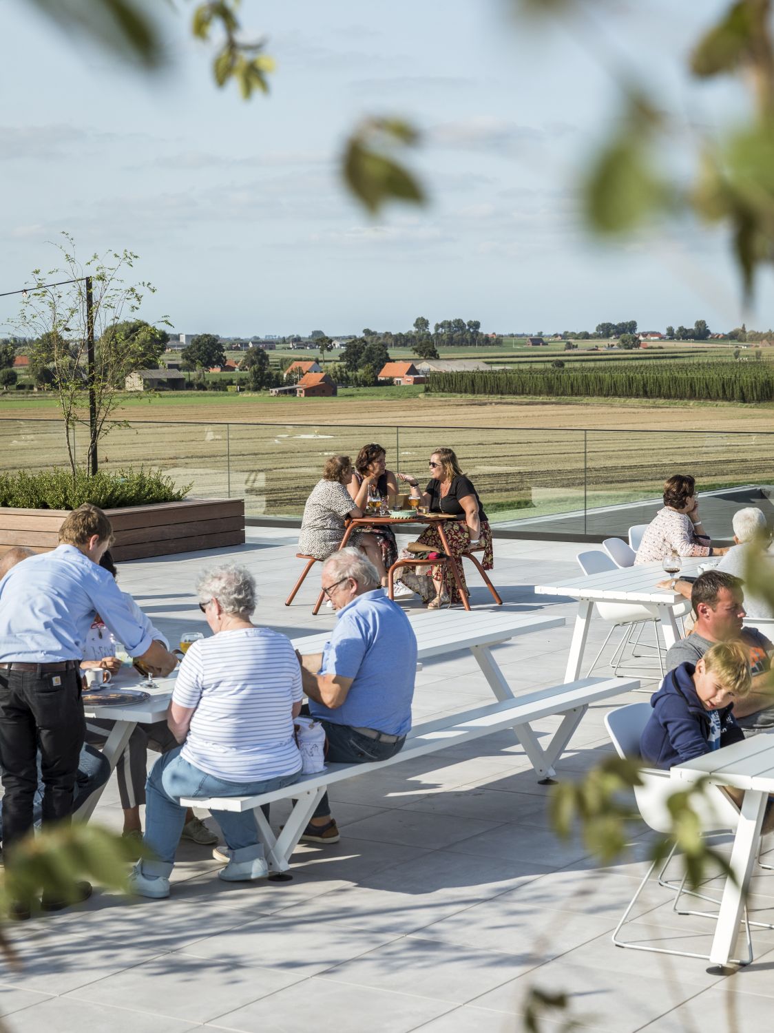 Marina Picknicktisch von Extremis mit Bänken im Freien, Menschen sitzen und genießen die Aussicht.