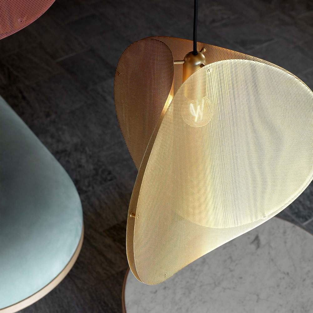 Goldene Proxima Pendelleuchte von Please Wait to be Seated, moderne Hängelampe mit filigranem Design.