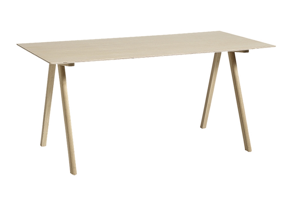 Heller Copenhague Tisch CPH 10 von Hay mit Holzplatte und schrägen Beinen.
