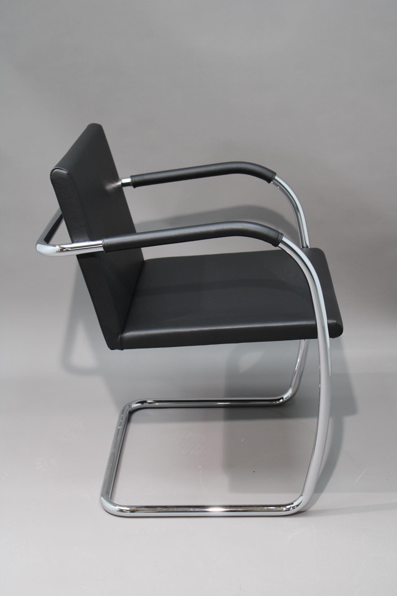 Brno Stuhl mit Stahlrohrgestell und schwarzem Lederbezug, Designklassiker von Knoll International.