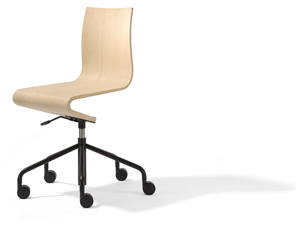 Moderner Bürostuhl aus hellem Holz mit schwarzem Drehgestell und Rollen, ergonomisches Design.