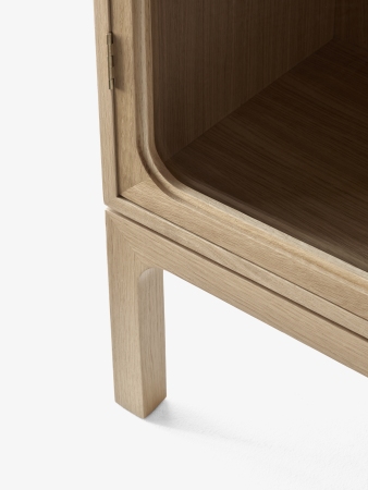 Detailaufnahme des AndTradition Trace SC87 Schranks: Eiche Vitrine mit abgerundeten Kanten und schlichtem Design.
