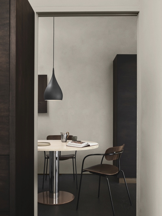 Pavilion AV2 Armchair: AndTradition Stuhl mit Armlehnen aus Eiche, schwarz lackiert, im modernen Esszimmer.