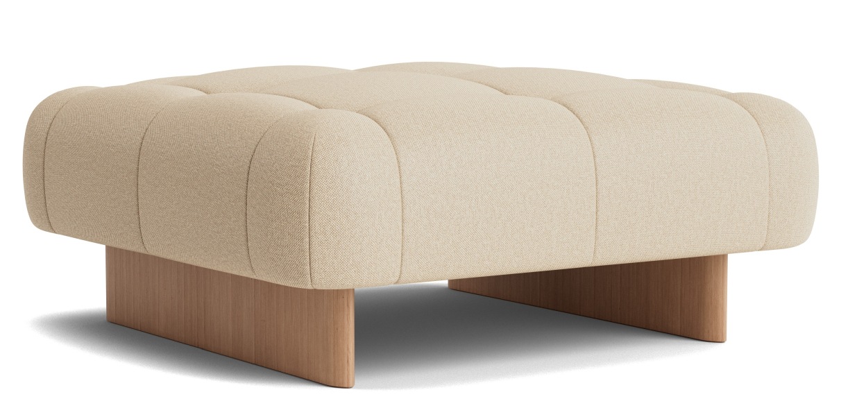 Quilton Ottoman Hocker in Hay Beige mit gesteppter Oberfläche und Holzsockel für Wohnzimmer.