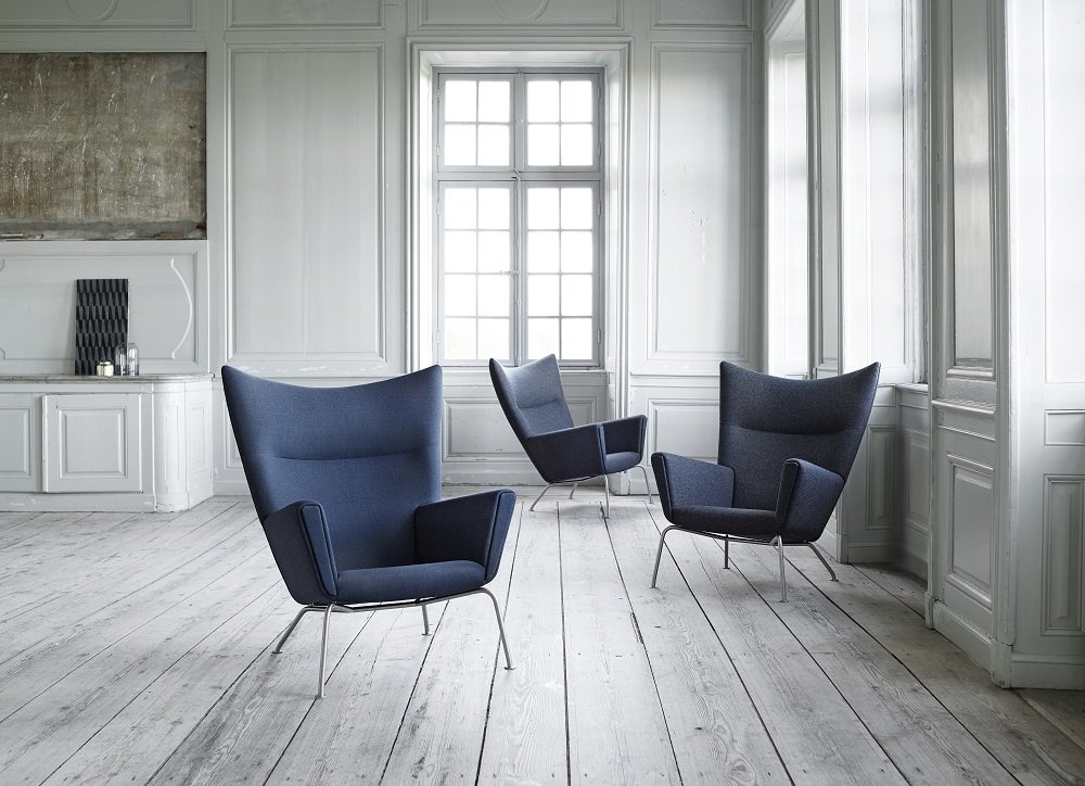 CH445 Wing Chair Sessel von Carl Hansen & Søn in blauem Stoff und Stahlgestell.