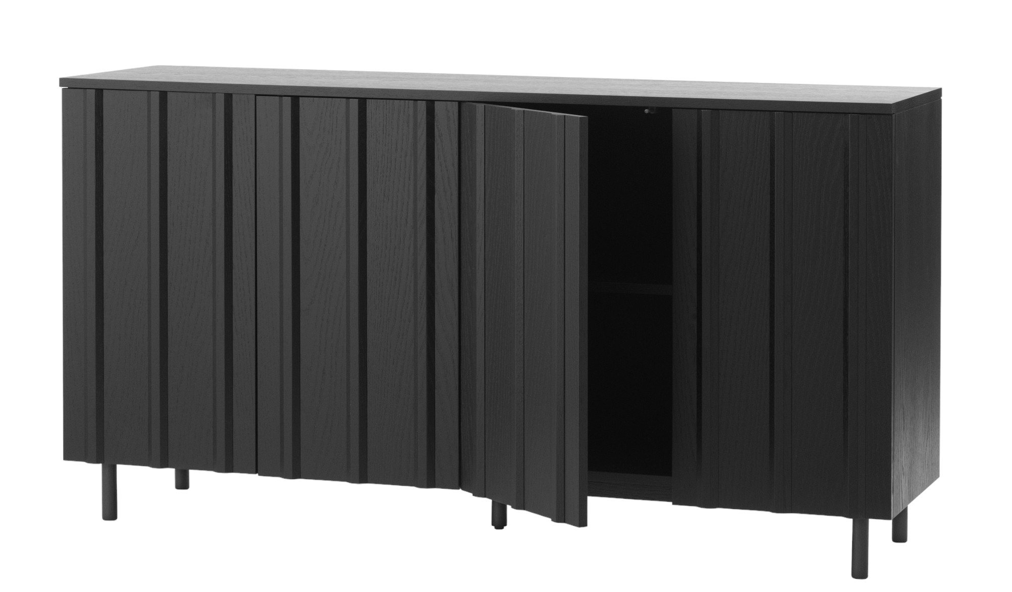 Normann Copenhagen Rib Sideboard aus schwarzem Holz mit gerippter Front und einer geöffneten Tür.