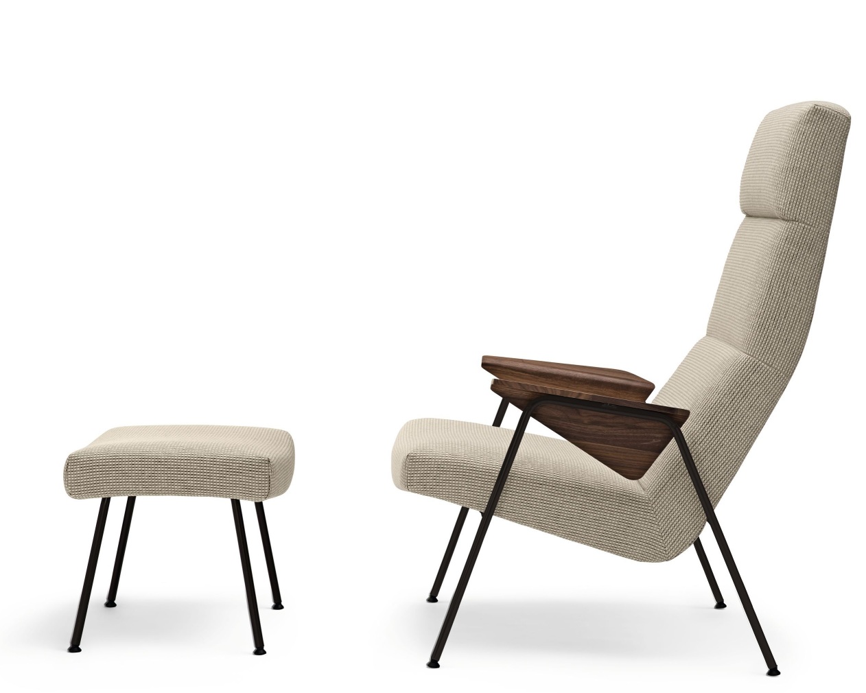 Beiger Walter Knoll Sessel mit hoher Rückenlehne und Holzarmlehnen, dazu passender 368 Votteler Hocker.