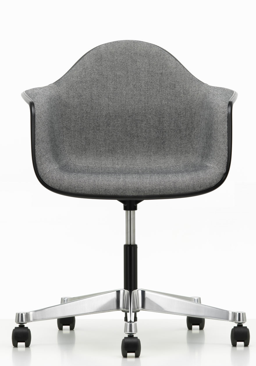 Vitra Eames Plastic Arm Chair, vollgepolstert in Grau, mit Rollen und Aluminiumfuß.