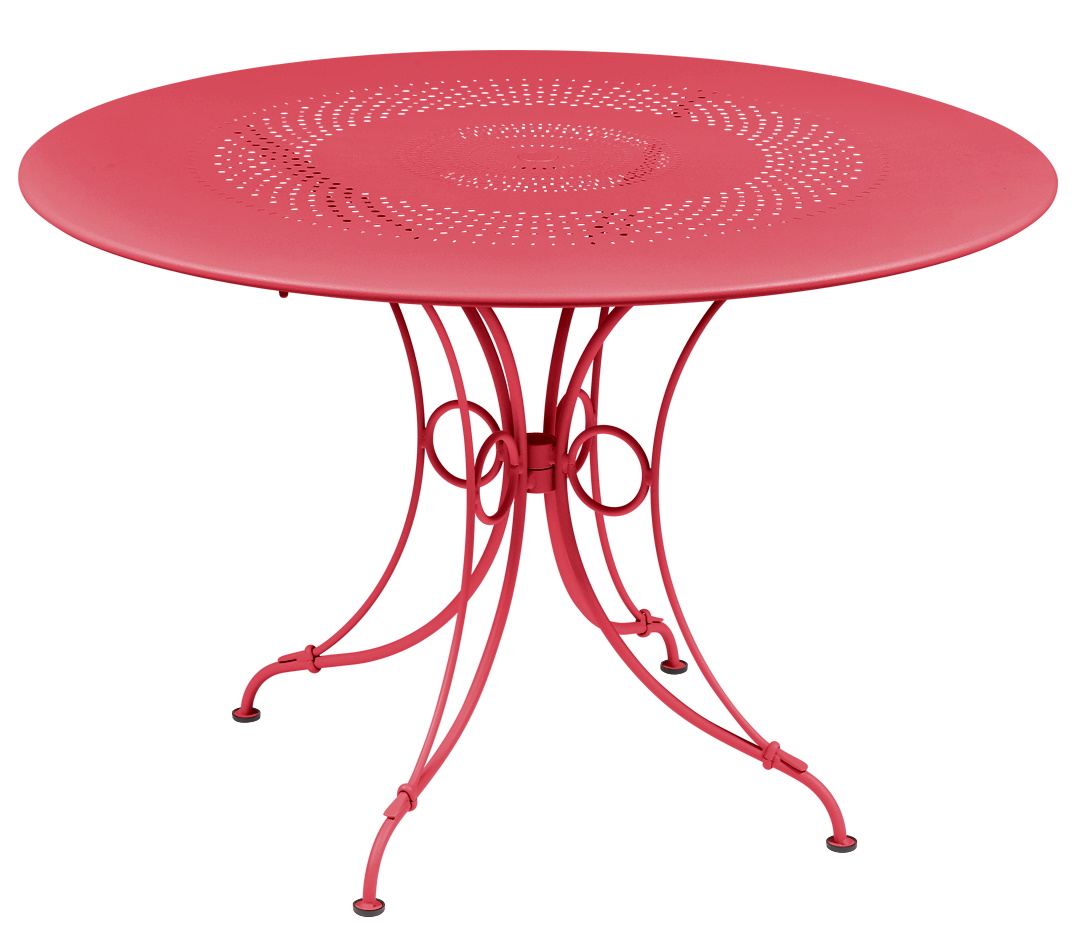 Roter Fermob Gartentisch 1900, runder Outdoor Tisch mit Lochmuster und filigranem Stahlgestell.
