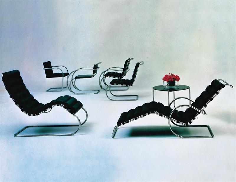 MR Bauhaus Liege von Knoll International: Schwarze Liege mit Stahlrohrgestell und weiteren Bauhaus Möbeln.