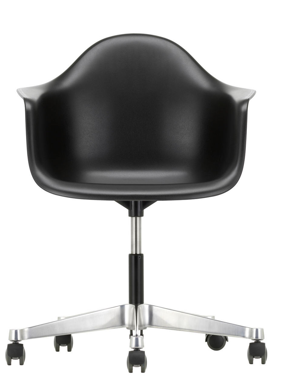 Schwarzer Eames Plastic Arm Chair PACC Stuhl von Vitra mit Rollen und silbernem Fußkreuz, Frontansicht.