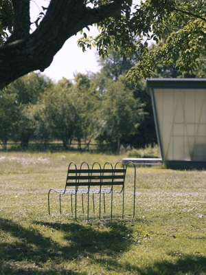 Gardener's Sofa von Design House Stockholm im Garten, moderne Gartenbank aus Metall.