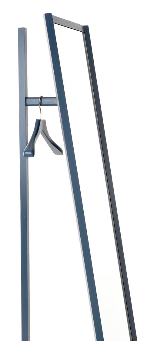 Schönbuch Club Standspiegel mit integrierter Garderobe und blauem Holzrahmen, inklusive Kleiderbügel.
