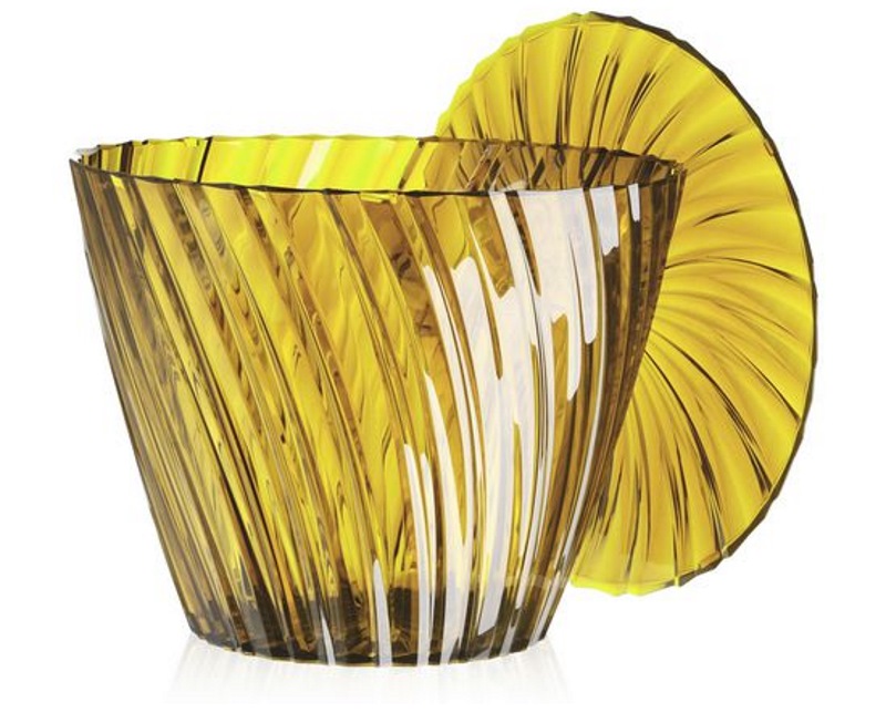 Goldener Kartell Sparkle Hocker / Beistelltisch aus transparentem Kunststoff mit gerippter Oberfläche für Wohnzimmer und Garten.