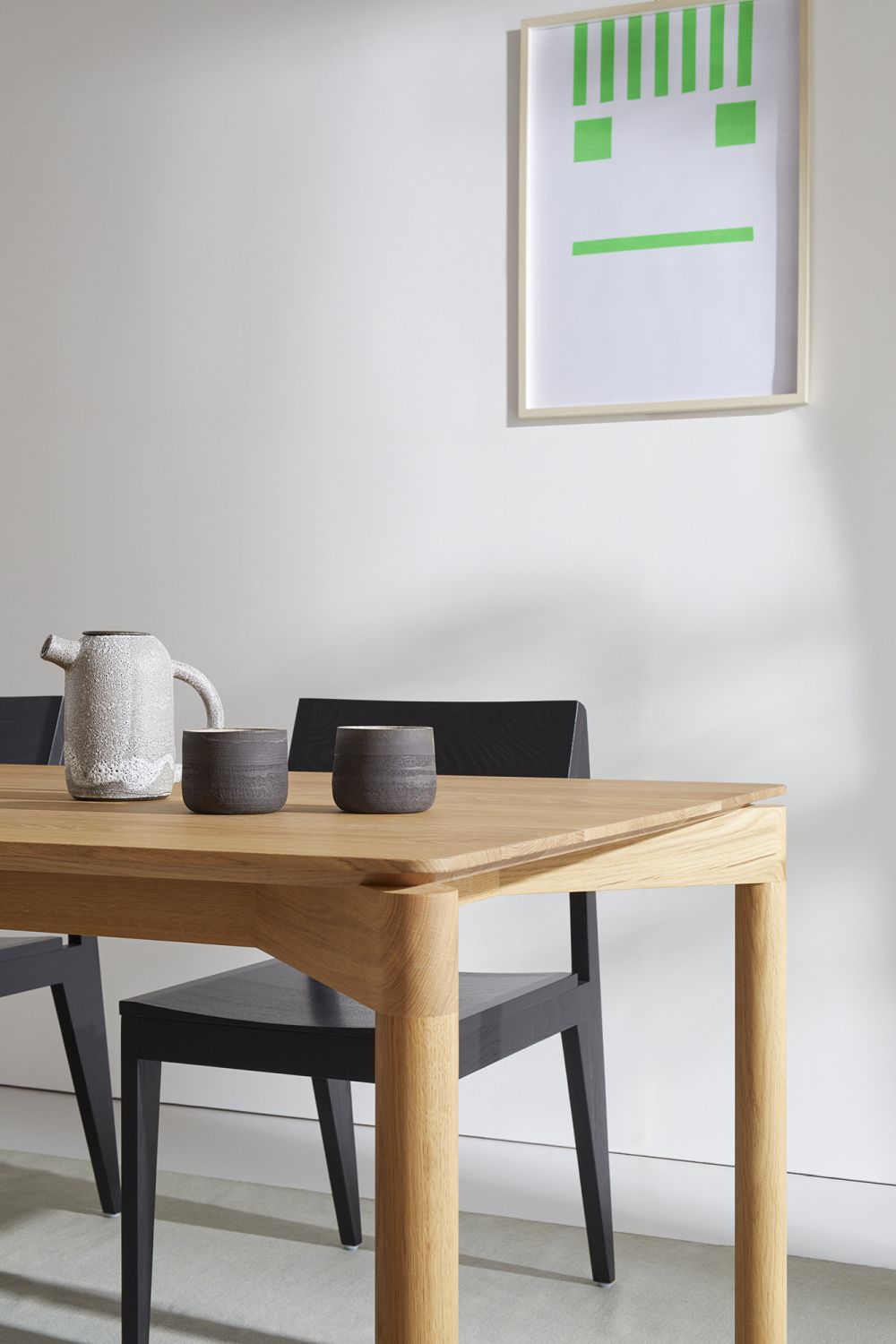 WEDEKIND Tisch Eiche gewachst Large OUT mit Keramik und Stühlen im modernen Esszimmer.