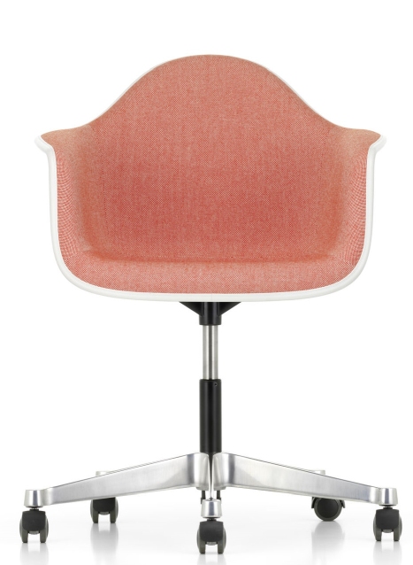 Vitra Eames Plastic Arm Chair, vollgepolstert, korallfarbener Stoffbezug, weißes Gestell, Drehkreuz mit Rollen.