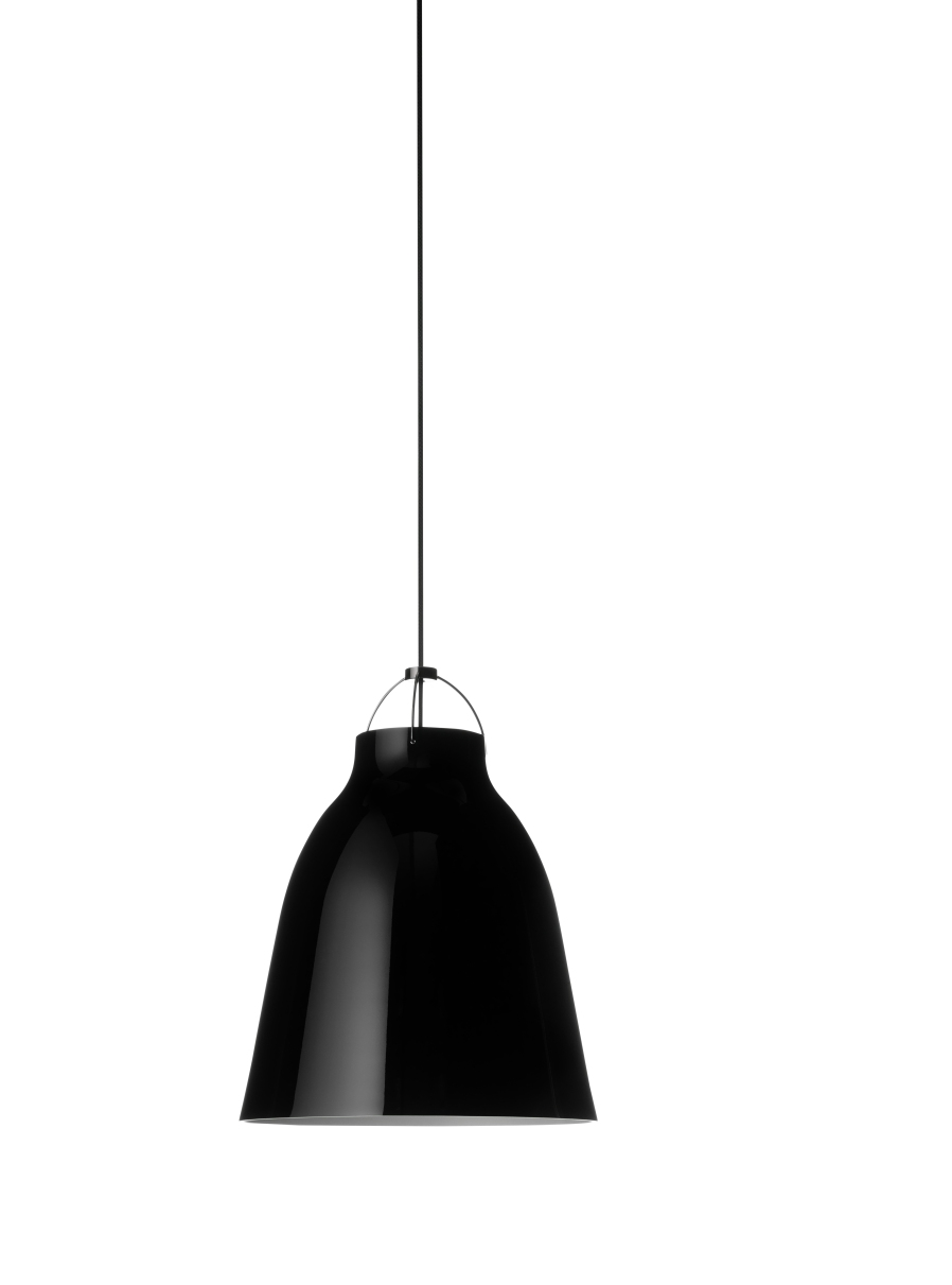 Schwarze Caravaggio Pendelleuchte von Fritz Hansen mit glänzendem Lampenschirm und filigraner Aufhängung vor weißem Hintergrund.