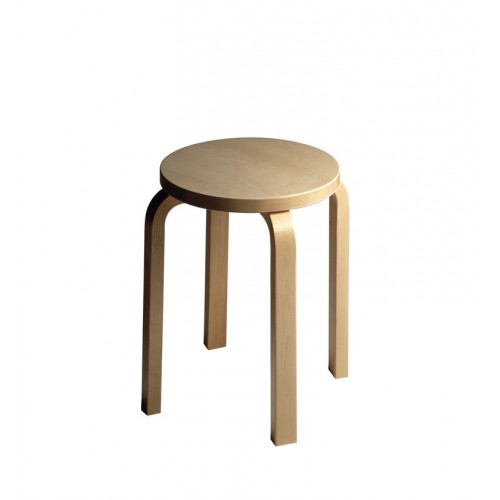 Artek Hocker E60 aus hellem Holz mit runder Sitzfläche und drei Beinen.