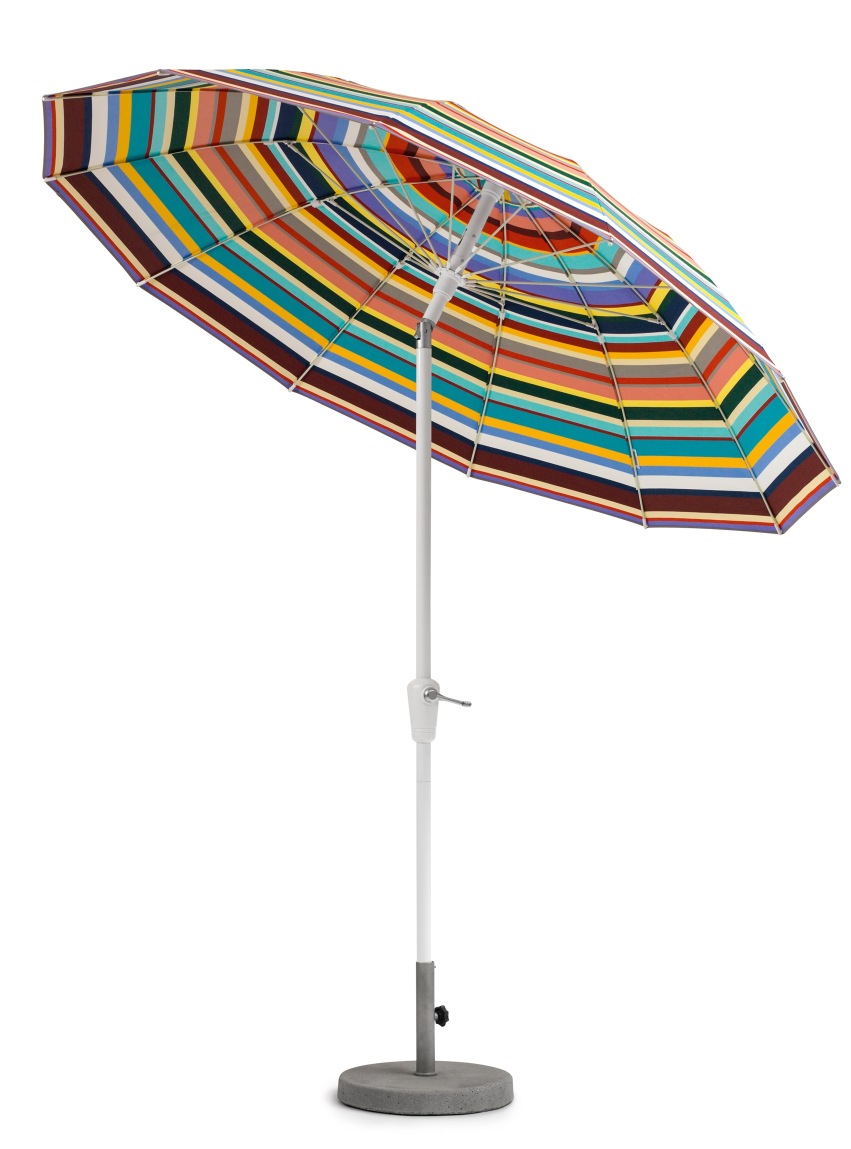 Weishäupl Sonnenschirm mit bunt gestreiftem Bezug, weißem Gestell und grauem Betonsockel für den Garten.