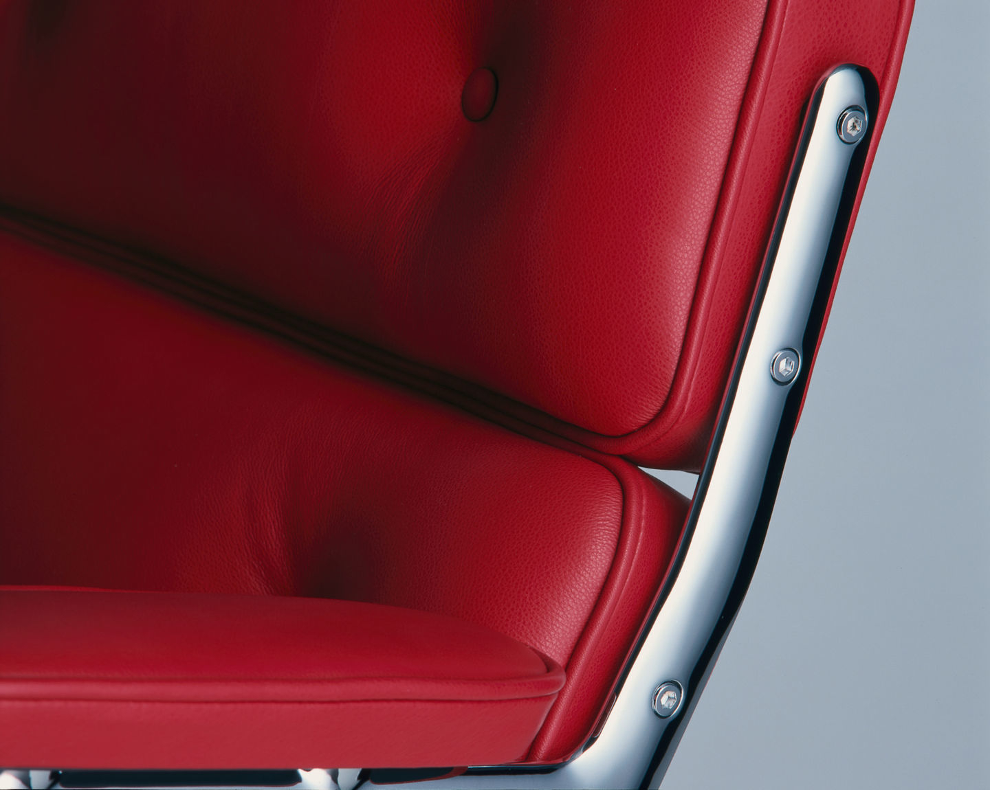 Detailaufnahme: Roter Lobby Chair ES 108 Stuhl von Vitra mit verchromtem Gestell.