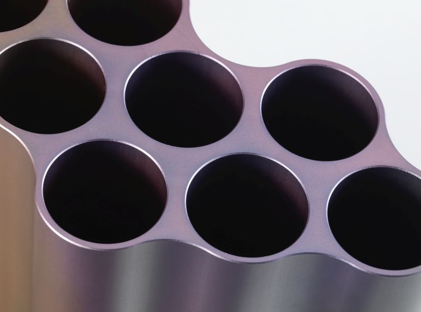 Detailaufnahme der Nuage Vase von Vitra, limitierte Edition, abstrakte Form mit mehreren runden Öffnungen.