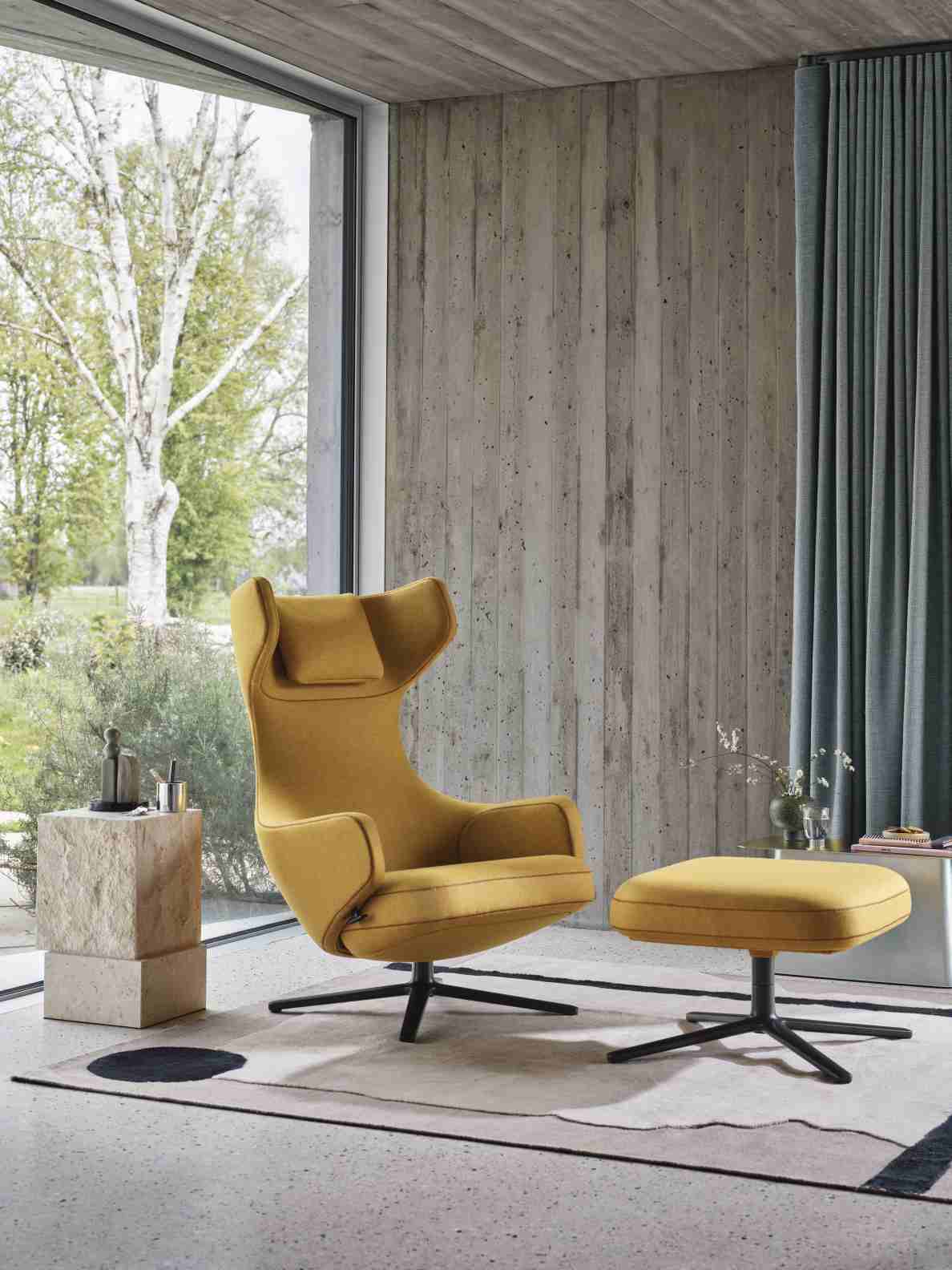Grand Repos Sessel mit Ottoman von Vitra in Rauchblau, Premium Leder und Kontrastnaht.