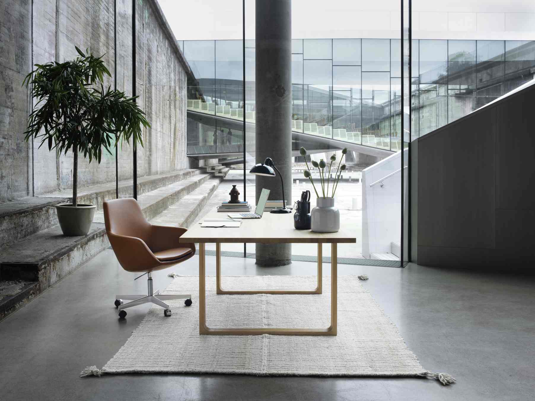 Little Giraffe Drehstuhl von Fritz Hansen in braunem Leder am Schreibtisch mit Teppich im Büro.