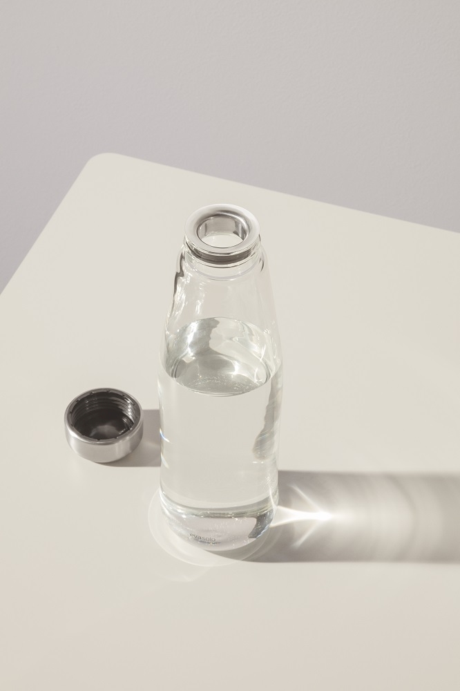 Glas Karaffe von Eva Solo mit Deckel, gefüllt mit Wasser, auf hellem Untergrund.