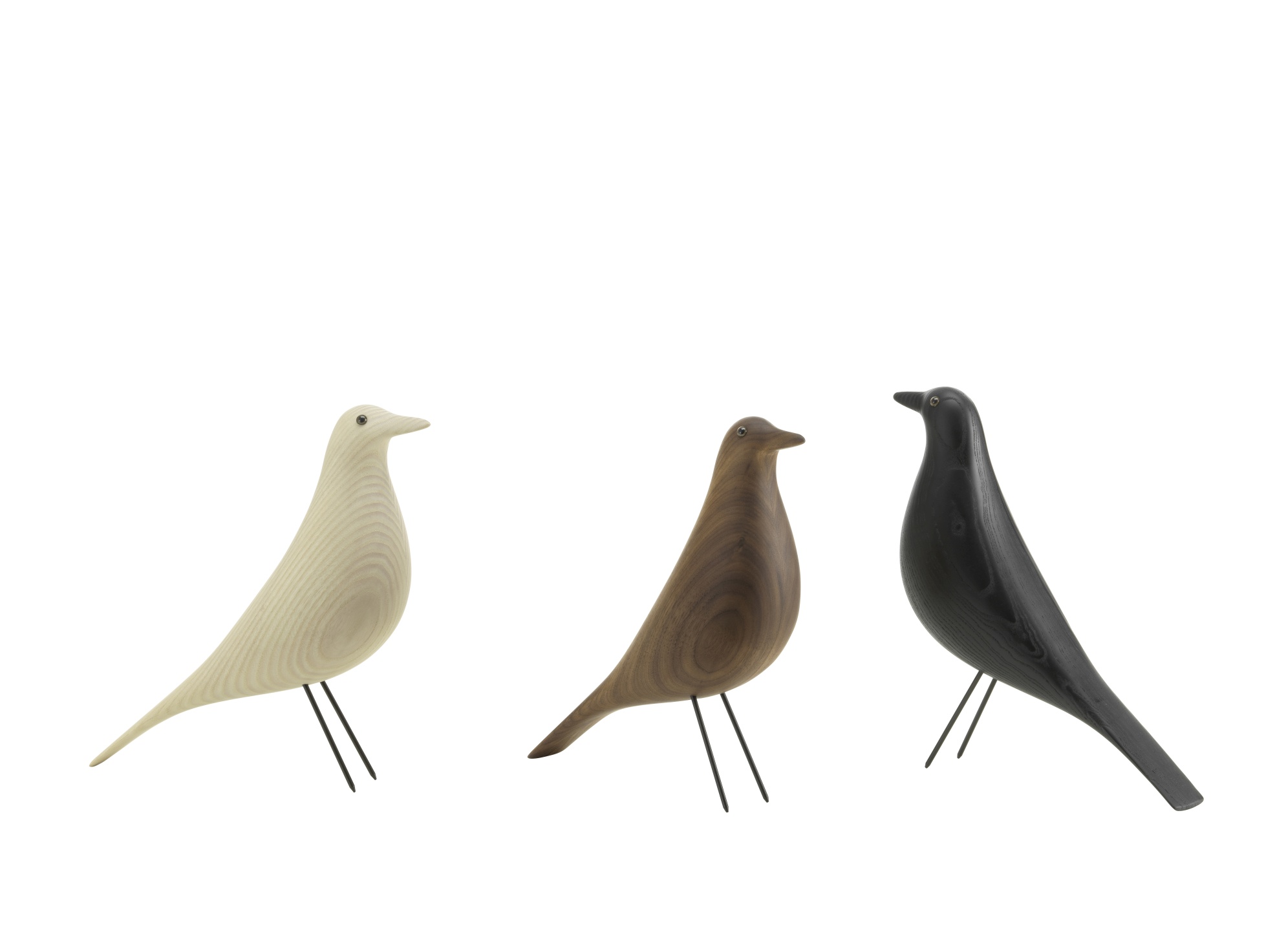 Drei Eames House Bird Holzfiguren in Esche, natur, braun und schwarz von Vitra.