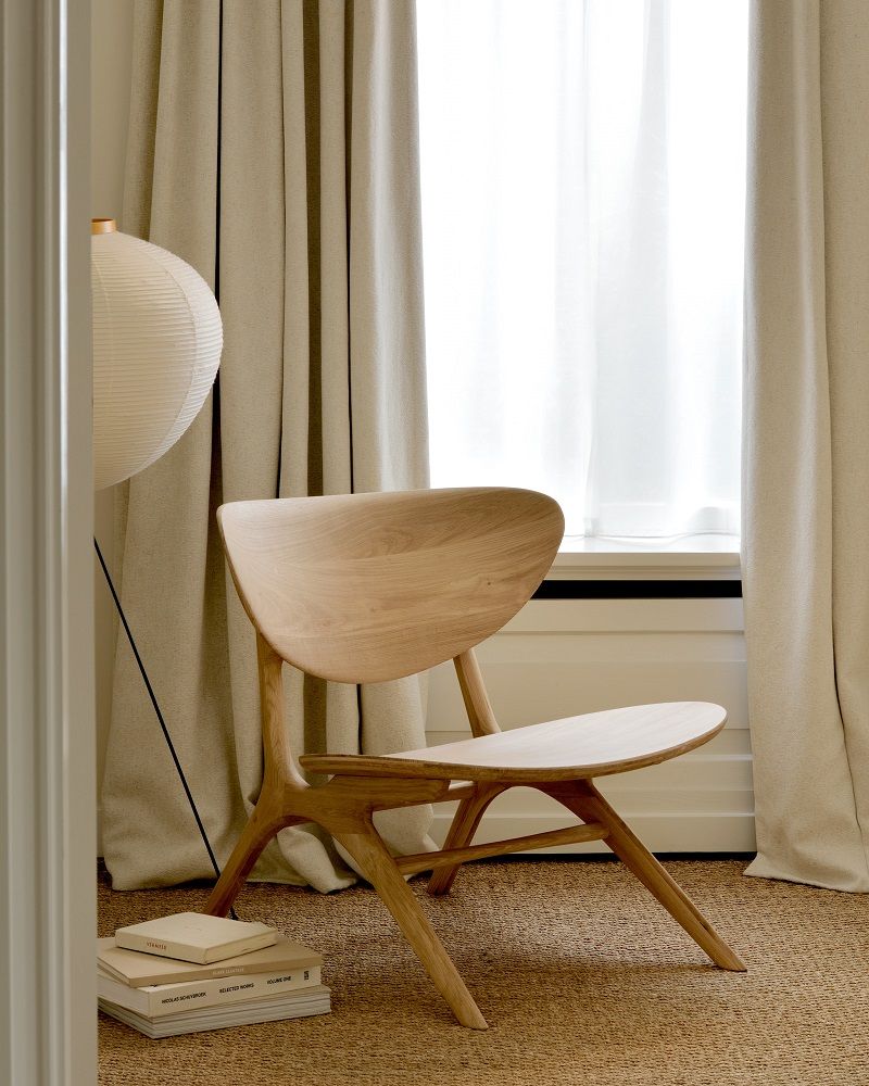 Eye Loungesessel aus Eiche von Ethnicraft, skandinavisches Design mit geschwungener Rückenlehne und minimalistischem Holzgestell.