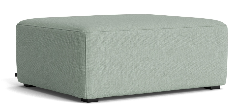 Heller, quadratischer Mags Ottoman von Hay mit Stoffbezug und kleinen Füßen. Fußhocker für Wohnzimmer.