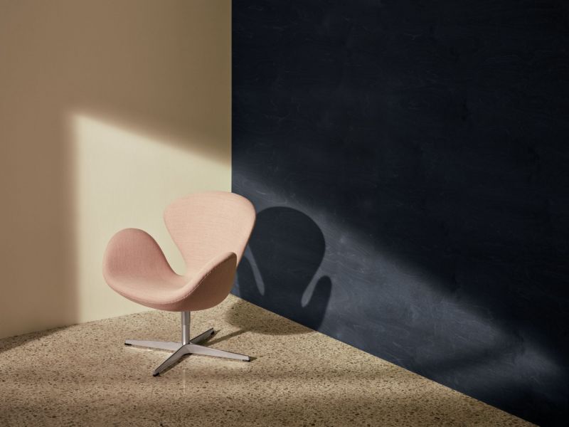 Rosa Schwan Sessel mit Drehfuß aus Metall, Designklassiker für modernes Wohnzimmer.