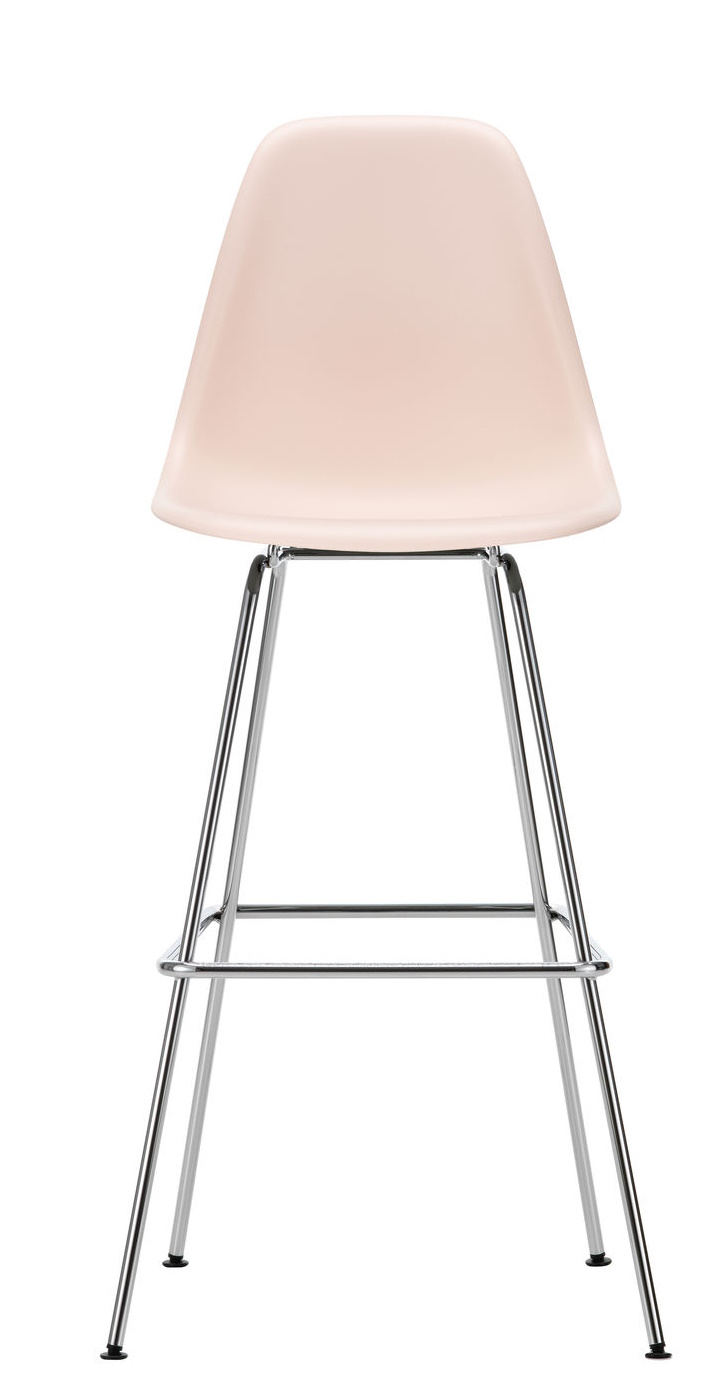 Vitra Eames Plastic Bar Stool High in Rosa mit verchromtem Gestell, Frontansicht.