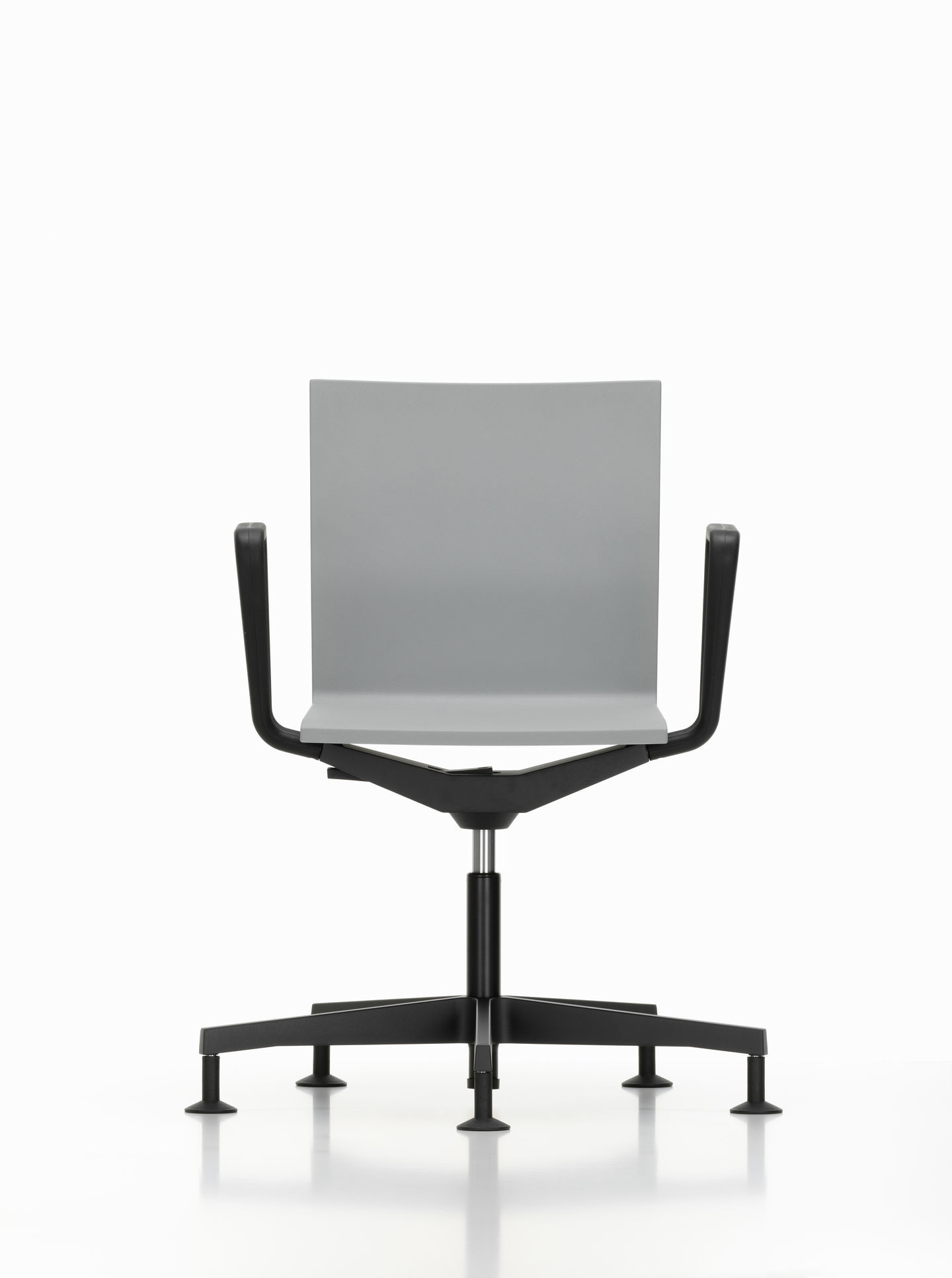 Grauer .04 Bürodrehstuhl von Vitra mit Armlehnen und schwarzem Fußkreuz, Frontansicht. Ergonomischer Bürostuhl.