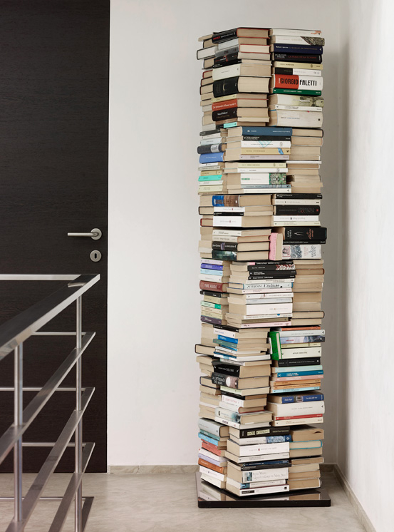 Ptolomeo Bücherregal: Hohe, drehbare Bücher-Säule mit vielen Büchern, modernes Design für Wohnzimmer und Büro.