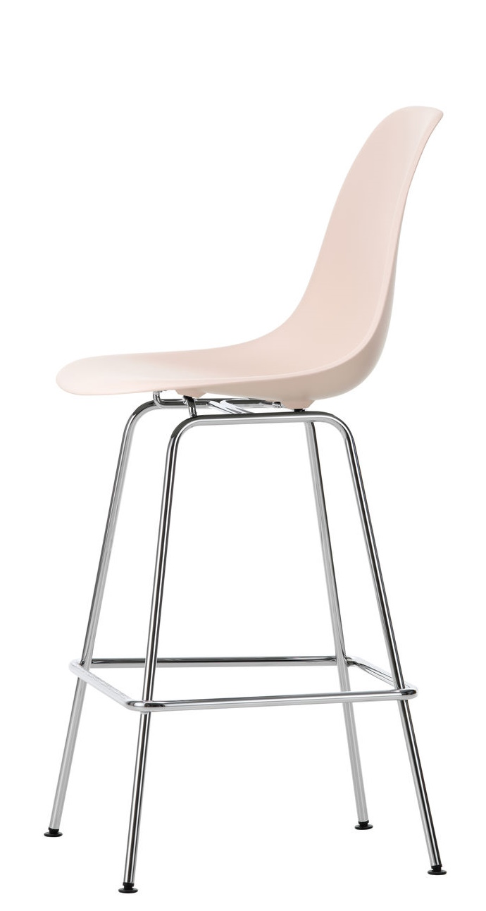 Eames Plastic Bar Stool von Vitra, Barhocker in Rosa mit verchromtem Gestell, seitliche Ansicht.