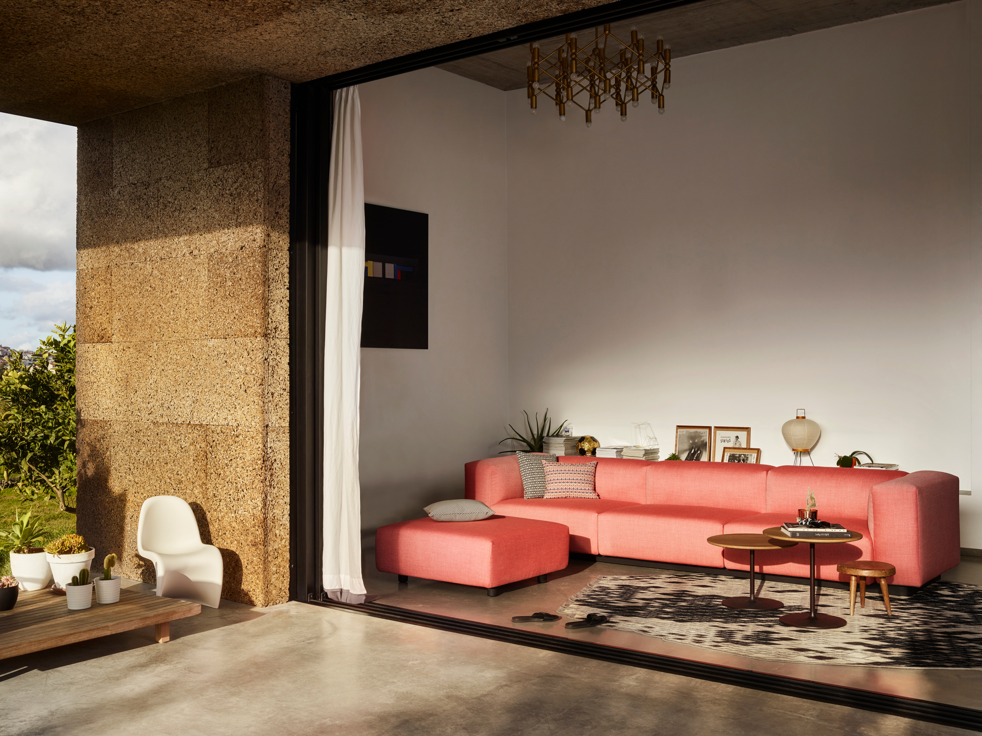 Vitra Soft Modular Sofa, 3-Sitzer mit Chaise Longue in Rosa, modernes Wohnzimmer Interieur.