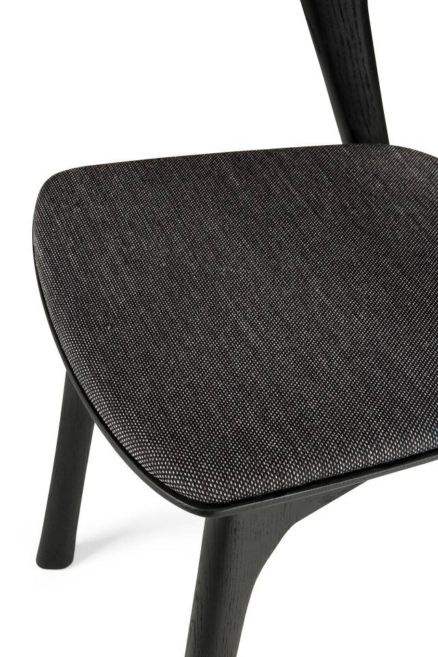 Detailaufnahme des Bok Stuhls von Ethnicraft: Braune Eiche mit schwarzem Stoffbezug. Hochwertiger Designstuhl für Esszimmer.