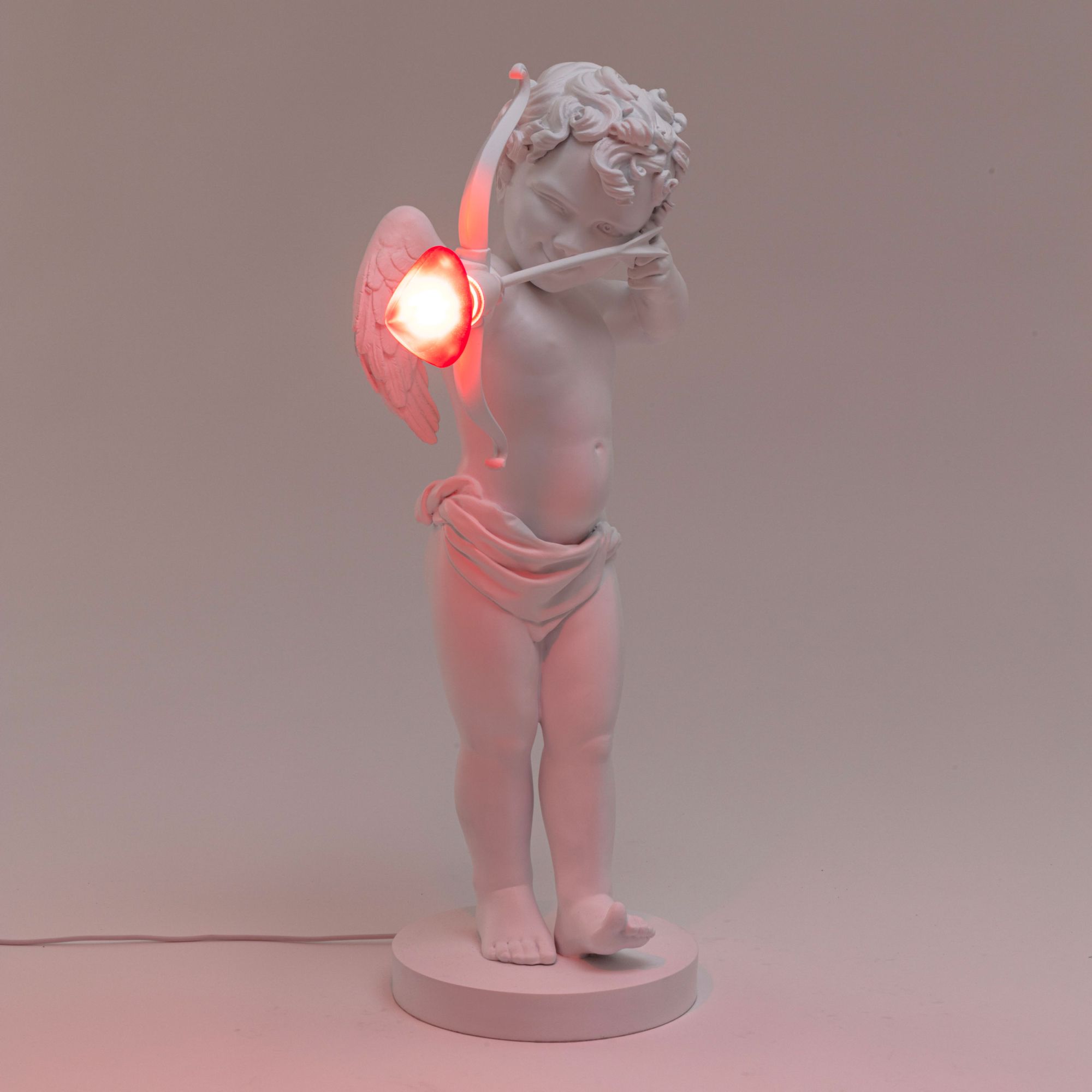 Cupid Lamp Tischleuchte von Seletti, weiße Amor-Figur mit Pfeil und Bogen als Nachttischlampe.