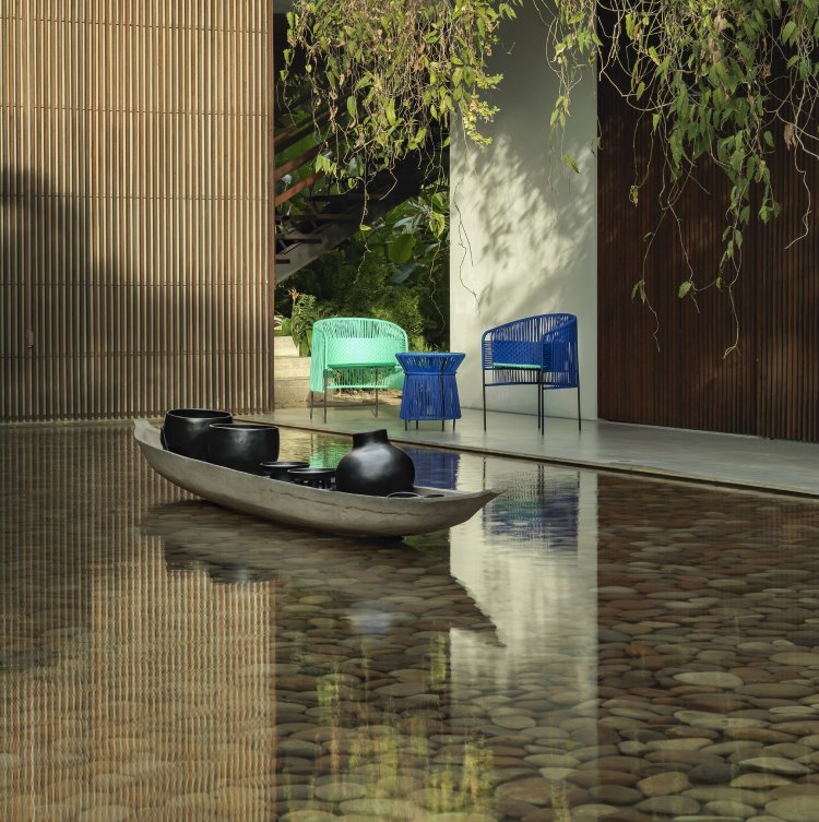 Caribe Beistelltisch in Blau im Outdoor-Bereich, moderne Gartenmöbel und stilvolle Terrassengestaltung.