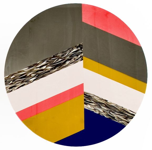 Detailaufnahme des Fishbone Tisch von Moroso mit abstraktem, farbenfrohem Design auf runder Tischplatte.