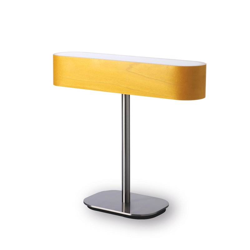 I-Club Tischleuchte von LZF Lamps mit gelbem Holzschirm und Metallfuß.