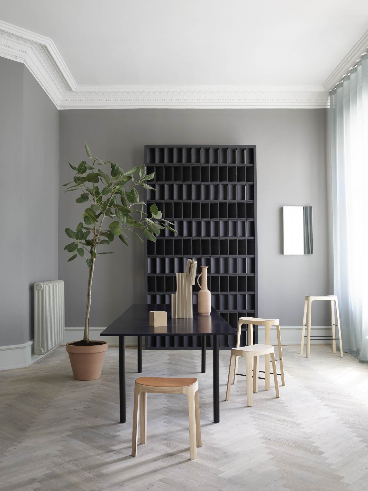 Innenraum mit Esstisch und Crofton Barhocker von Please wait to be seated, helle Holzoptik.