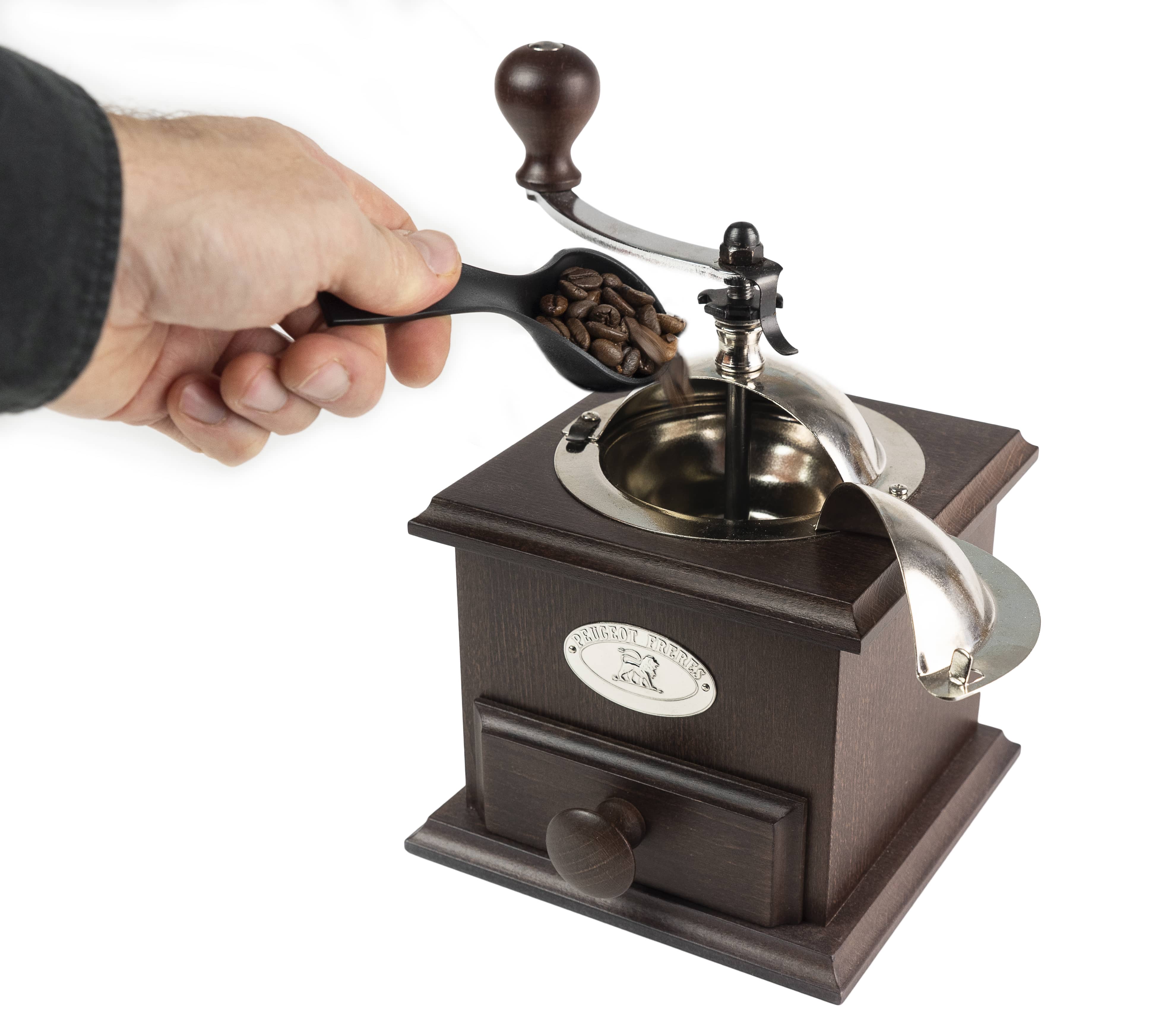 Hand befüllt Peugeot Kaffeemühle mit Kaffeebohnen. Nostalgische Handmühle aus Holz für frisch gemahlenen Kaffee.