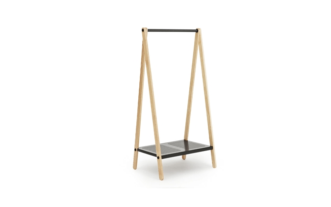 Toj Kleiderständer von Normann Copenhagen aus hellem Holz mit schwarzer Stange und Ablage.