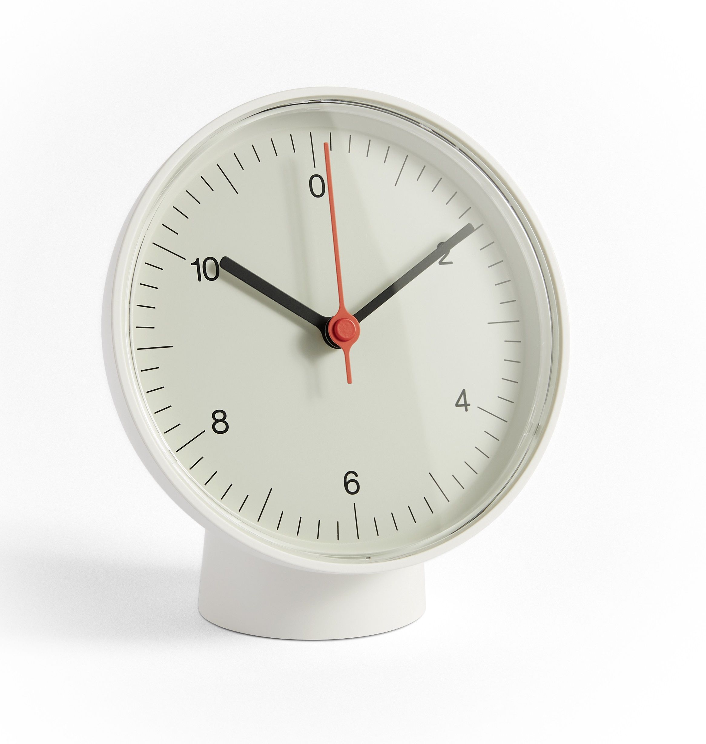 Weiße Hay Tischuhr/Wanduhr mit minimalistischem Design und rotem Sekundenzeiger, zeigt die Uhrzeit zehn nach zehn.