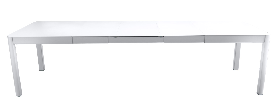 Weißer Ribambelle Tisch von Fermob für den Außenbereich, ausziehbar für mehr Platz, modernes Design.